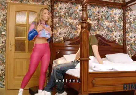 Une chica latine au langage cochon avec un jeu de pipe qui met leau à la bouche, se mettant à genoux pour servir la bite de lhomme comme un patron, tout en sautant dessus comme une pro - tout en aimant chaque minute de la chose.