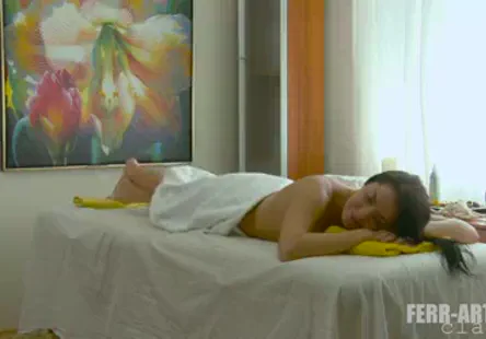 Masseuse asiatique fétichiste des bébés, préparez-vous à un massage brûlant