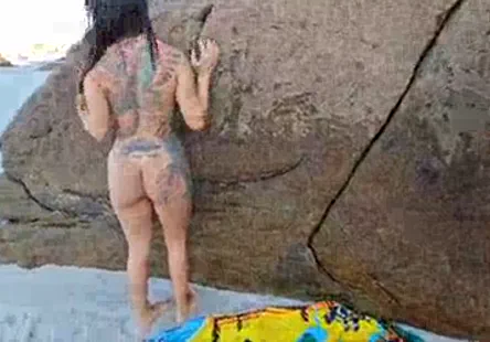 Une sale blonde avec des piercings étale sa chatte rose pour que tout le monde puisse la voir.