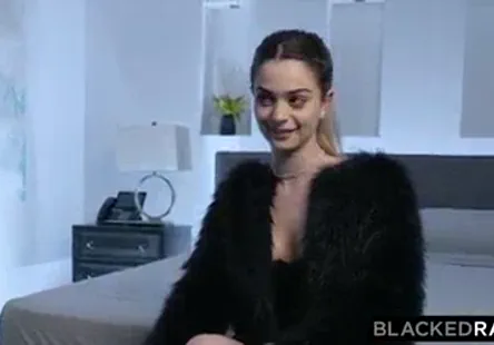 La petite salope babe emiri pratique son double talent dans une tenue sexy.