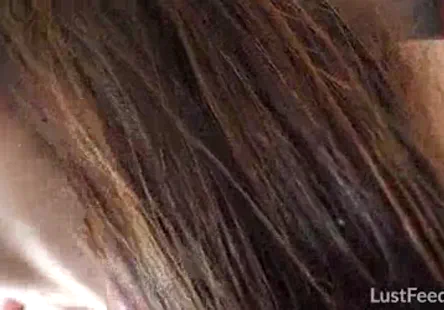 Un homme a baisé sa voisine sexy pendant quils étaient tous les deux à luniversité.