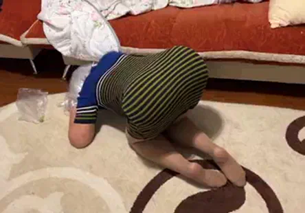 Jai une fille asiatique sexy qui ne peut pas garder ses mains loin delle pendant quelle pisse.