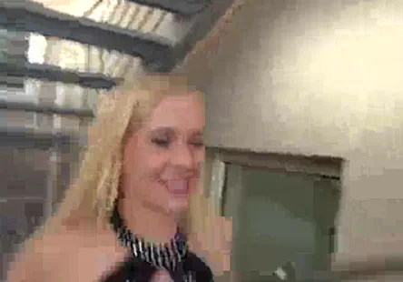 Femme plus âgée plus excitée que lenfer avec un corps chaud qui aime le sexe brutal, prête à tout