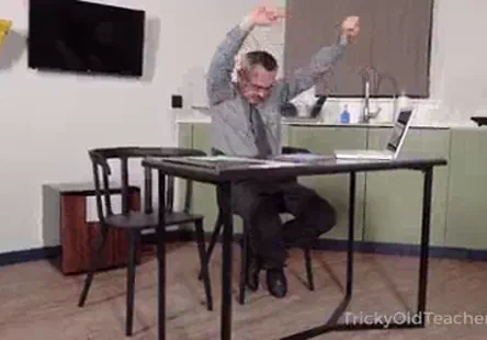 Addy sest fait plaisir en prenant une douche humide.