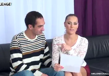 Maia davies sest mise dans le pétrin en décidant de jouer avec ses ravisseurs, ce qui la conduite à une nuit de sexe bondage chaud et torride où elle a été forcée de se soumettre contre sa volonté.