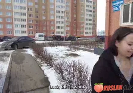 En mesurant mon corps nu de femme enceinte dans le miroir à laide dun mètre ruban, alors que je ne porte que des talons hauts et des bas, je ne peux mempêcher de me sentir sexy comme lenfer