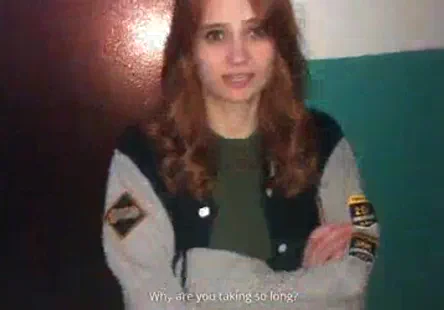 Chiennes salopes se faisant pilonner par une bande de mecs excités lors dune soirée gangbang perverse.