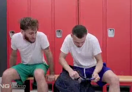 Une jeune fille en chaleur avec des melons massifs sapproche de la bite.