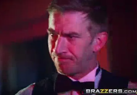 Il ny a que moi qui puisse décider quand tu peux tirer ton coup, bébé