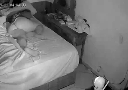 Un gars qui parle mal dit putain de fille, ce cul est tellement serré que je suis sur le point dexploser ma couille alors quil la baise par derrière pendant quelle chevauche un gode en pov sur 69porncams