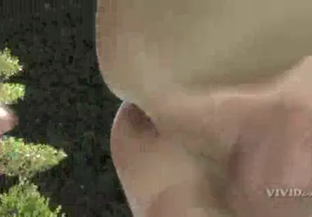 Un jeune mâle se fait baiser par sa vieille mère.