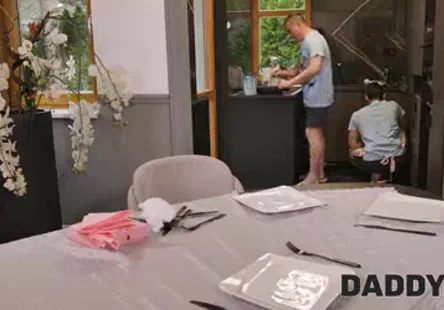 Je prends mon pied en enfilant ma grenouillère en latex noir et en jouant les coquines avec toi, bébé - mynaughtysecret.