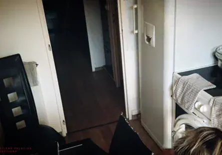 Elle ne voulait plus baiser son mari, alors elle a demandé le divorce, mais il voulait continuer à baiser sa chatte serrée