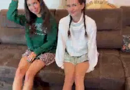 Gina devine et son amante lesbienne alyssa branch se baisent les doigts en plein air tout en profitant de lair frais, de la beauté de la nature et de leurs désirs lubriques lune pour lautre.