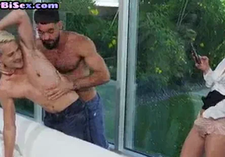 Une sale pute se masturbe le clito en portant des sous-vêtements sexy et des bas nylon.