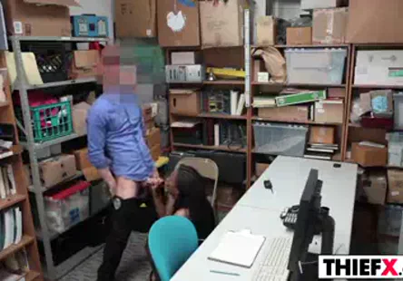 Une femme dâge mûr aux gros seins sest fait baiser violemment, a creusé et a explosé sur son propre visage