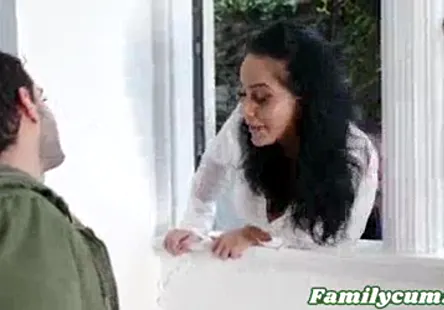 La boîte poilue dun chat noir est remplie dune longue bite bien dure.