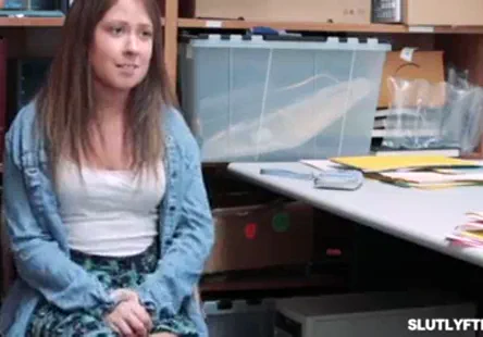 Je suis une petite adolescente coquine qui a fait une vidéo sexy avec mon petit amima petite amie.