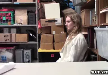 Katie kox reçoit un facial noir sur blanc de ses amants ébènes.