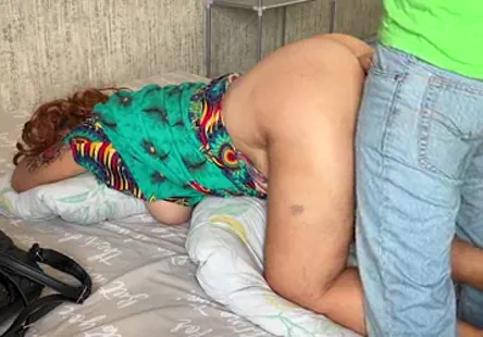 Des filles sexy humiliées par des sœurs de sororité qui sont autoritaires, qui les contrôlent et les dominent tout en leur faisant faire toutes sortes de choses dégradantes pour gagner leur respect ou leur approbation.