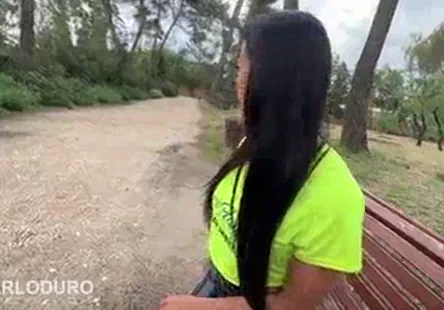 La pro ava devine est baisée par une grosse bite noire dans son cul serré pendant quelle hurle de plaisir.