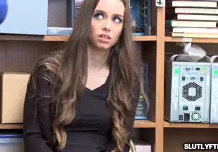 Une jeune blonde juteuse monte une énorme bite comme une championne.