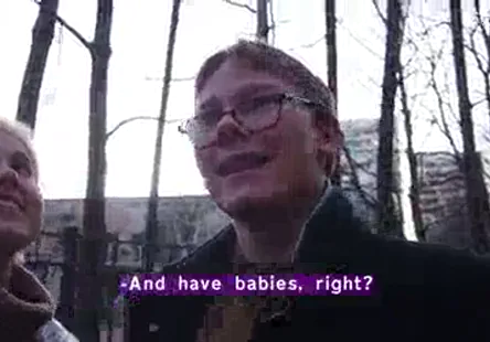 Une allemande dévergondée se fait pilonner la chatte par un groupe de mecs avec leurs poings épais.