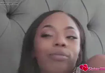 Je me prépare à me déshabiller, à lécher ma chatte tout en suçant un gode pour les vrais fans.