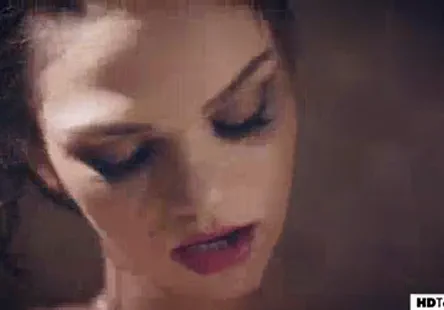 Grand-mère ingrid se fait gangbanger par une grosse bite bien dure qui éperonne sa chatte bien remplie.