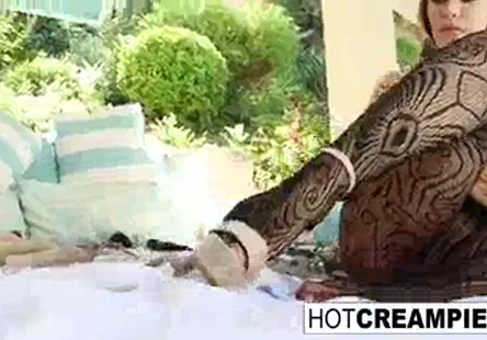 Je vais manger ta chatte jusquà ce que tu ne puisses plus marcher.