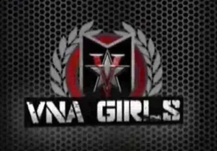 Un mec au cul chaud prend son pied en jouant avec la chatte dune belle fille, tout en lui léchant les pieds en sueur.