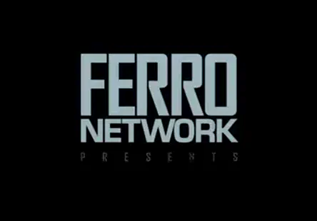 Le collier du maître suce ma bite noire, tandis que je domine la salope blanche.