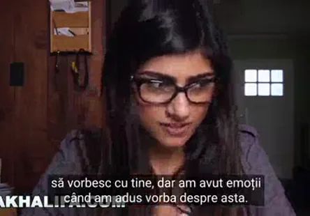 Une femme à la bouche sale avec des mèches dorées, un corps jeune et serré, et une soif de vivre, fête ses dix-huit ans.