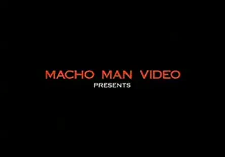 Des femmes au foyer cochonnes senvoient en lair, se sucent et se baisent à la cum swappin party