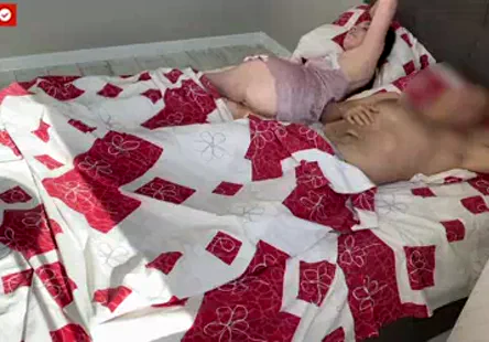 Jeune ado avec appareil dentaire se fait baiser par une énorme bite.