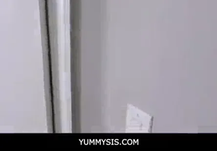 Une dominatrice fétichiste à lappétit sexuel vorace ravit lentrejambe dun homme soumis avec sa bouche, sa langue et ses doigts jusquà ce quil ne puisse plus résister à lenvie de senvoyer en lair dans la sienne.