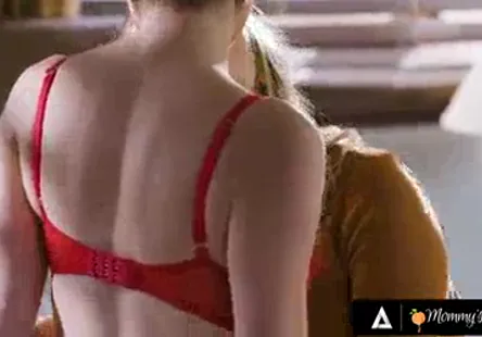 Des amateurs en chaleur se font baiser par un énorme strap-on.