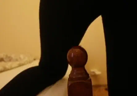 Une tarte à la crème interne dégoulinant du petit trou anal de la jeune adolescente sexy.