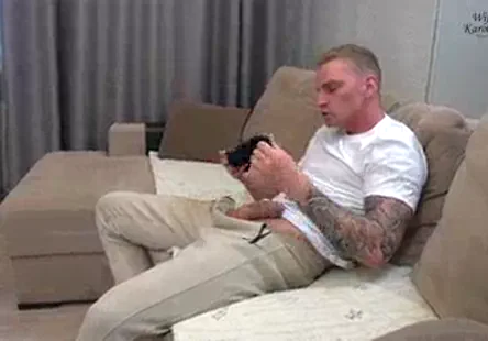 Une sale rousse se fait pilonner le cul par son homme lors dune séance de sexe anal passionnée 2.