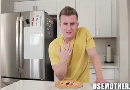 Une fille cochonne aime donner la tête, baiser la bite avec sa bouche jusquà ce quelle soit bien mouillée, puis se faire baiser dur pendant quelle la suce.