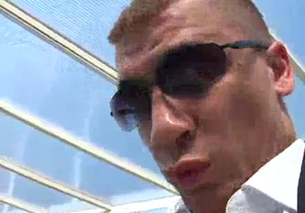 Un pervers à tête de bite surprend une milf sexy en solo et espionne une cougar perverse.