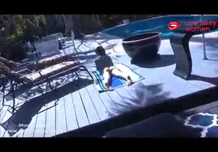 La nana au cul chaud et aux seins énormes prend une charge en plein dans les mirettes.