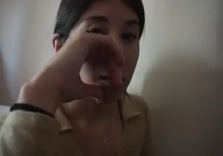 Une blonde chaude aux seins minuscules se fait pilonner par une grosse bite noire.