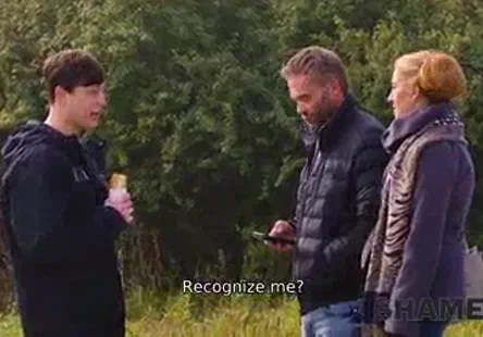 Une jeune fille chaude au cul serré et aux yeux bleus profonds se fait enculer par sa copine.