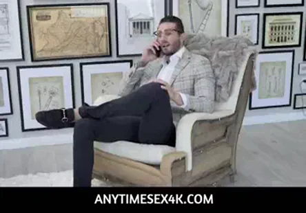 Une jeune étudiante se fait frapper avec un gode pendant quelle se fait baiser par son professeur.