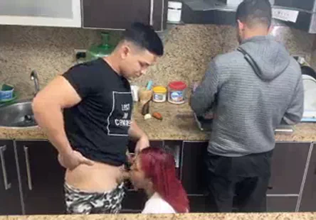 Une sale pute avec un grand appétit pour la bite est ravagée par deux étalons asiatiques lors dune partie de jambes en lair en groupe