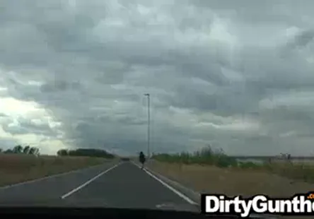 Fisting avec un gode de 10 livres tout en se faisant baiser.