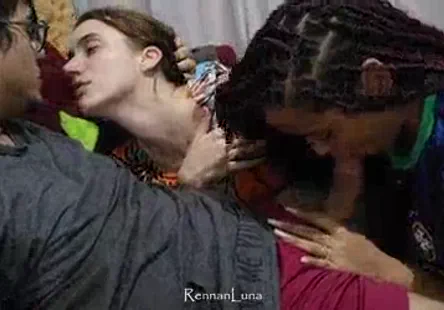 Milf avec des seins énormes et des cuisses épaisses aime se faire baiser par une bite en portant des nylons.