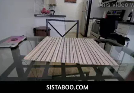 Adolescente blonde au cul rebondi en train de twerker de près.