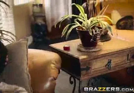 Une bande douvriers du bâtiment a baisé une femme très fort jusquà ce quelle ne puisse plus marcher correctement après